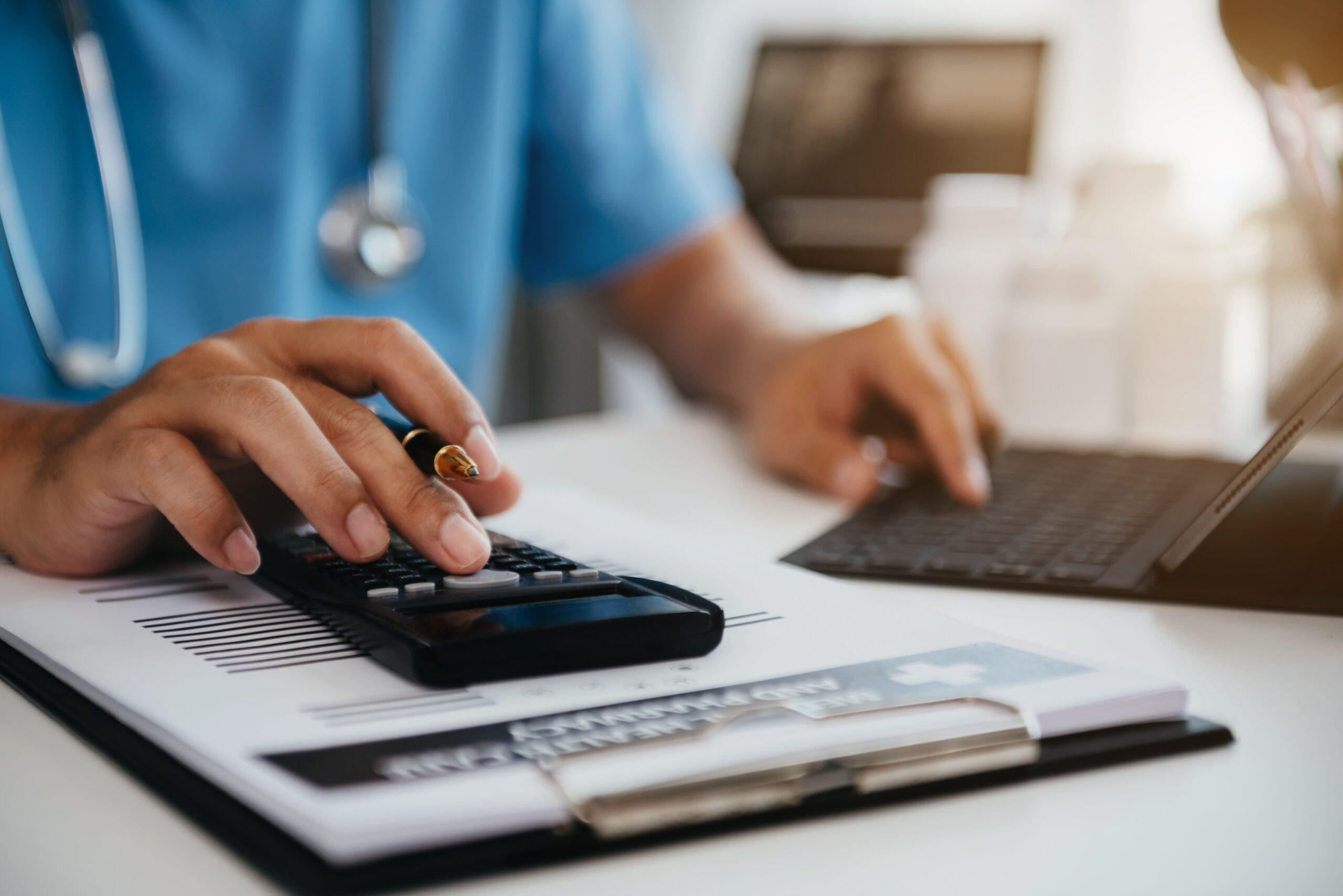 Doctor Hold Tablet, Conduct Financial Transactions With Calculat - HERÓI CONTADOR
